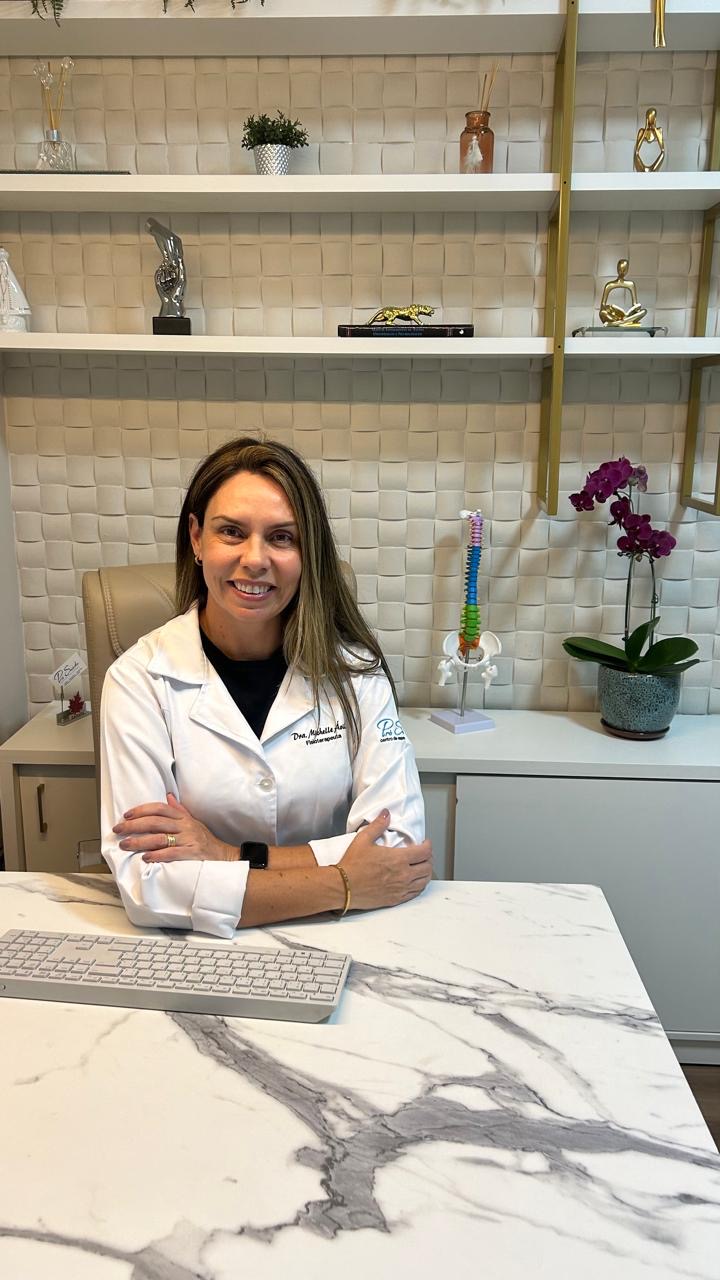 Dra. Michelle Ávila em seu consultório